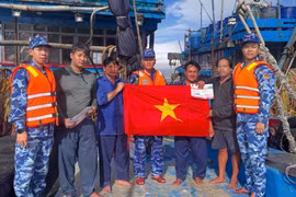 Quảng Trị: Cảnh sát biển cùng ngư dân bảo vệ biển đảo, chống khai thác bất hợp pháp