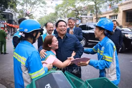 Thủ tướng Phạm Minh Chính chúc Tết công nhân vệ sinh môi trường tại Hà Nội