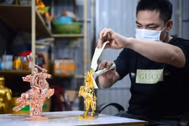 Linh vật ngựa mạ vàng 24K 'lên ngôi' dịp Tết Bính Ngọ 2026