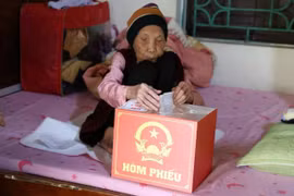 Hà Nội: Cụ bà tròn 100 tuổi ở 'xã đảo' Minh Châu tự tay bỏ lá phiếu bầu cử