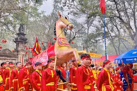 Hàng nghìn người dân và du khách tham dự Lễ hội Gióng đền Sóc