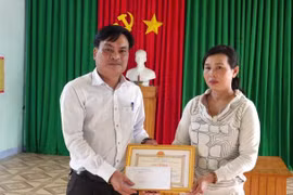 Quảng Ngãi: Khen thưởng đột xuất người phụ nữ kịp thời cứu 2 thanh niên đuối nước