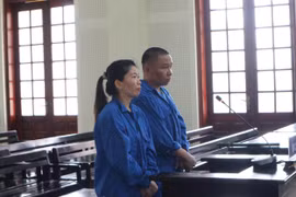 Bố mẹ vào tù do buôn bán ma tuý, để lại con cái cho ông bà đau ốm
