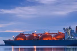 Cước vận chuyển LNG tăng hơn sáu lần lên 300.000 USD mỗi ngày do tác động chiến tranh ở Iran