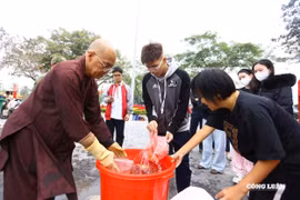 Ngày 23 tháng Chạp: Cá chép được thu gom, vận chuyển bằng xe công an ra sông Hồng