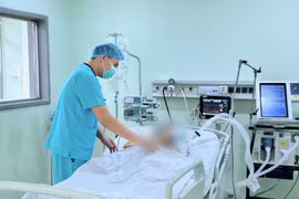 Ngộ độc thuốc lá điện tử, nam thanh niên hôn mê sâu phải thở máy cấp cứu