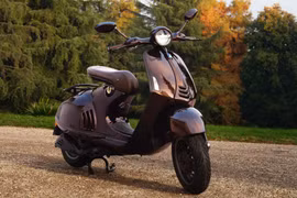 Xe tay ga Vespa 946 Horse bản giới hạn sắp ra mắt khách Việt