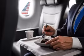 United Airlines bị chê bữa ăn hạng nhất như thịt in 3D: Khi dịch vụ cao cấp gây thất vọng