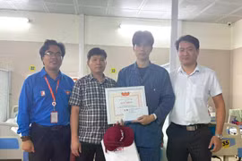 Khen thưởng nam sinh Đại học Bách khoa dũng cảm lao vào đám cháy cứu 7 người