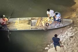 Thấy mẹ ôm con nhảy cầu, người đàn ông kịp thời lao xuống sông ứng cứu