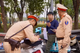 Lấn chiếm vỉa hè quanh công viên làm nơi đỗ xe, nhiều tài xế bị phạt