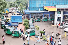 Bangladesh đóng cửa trường đại học, hạn chế bán xăng dầu