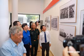 Báo Tiền Phong tổ chức triển lãm ảnh '51 năm - Bản hùng ca thống nhất'