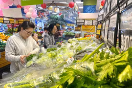 Mùng 6 Tết: Rau xanh hút khách, giá thịt cá giảm nhẹ