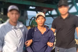 Bắt đối tượng truy nã đặc biệt nguy hiểm về tội giết người đang trốn trên ghe ở Cà Mau