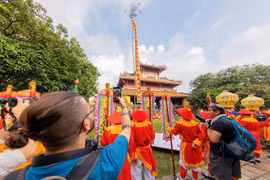 Du khách hào hứng xem nghi lễ Thướng tiêu cung đình tại Đại Nội Huế