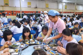 Thịt lợn bẩn tuồn vào trường học: Mất bò mới vội làm chuồng?