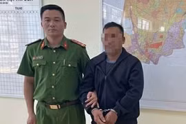 Bị ngăn cản việc đi mua thêm rượu, người chồng đổ xăng đốt vợ và bạn nhậu