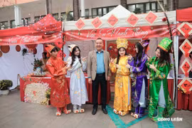 Ấn tượng chương trình 'Xuân gắn kết' tại Trường Cao đẳng Thương mại và Du lịch Hà Nội
