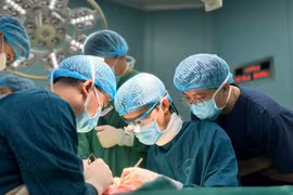 1/3 vành tai gần đứt rời của một bệnh nhân được 'hồi sinh' nhờ xử trí kịp thời