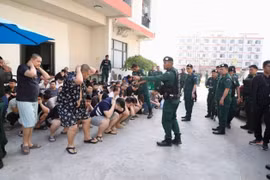 Campuchia bắt giữ hơn 2.000 nghi phạm lừa đảo trực tuyến