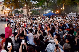 Live concert 'Hà Nội bình yên' lan tỏa giá trị nghệ thuật giữa lòng phố đi bộ