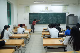 Gần 60 nghìn học sinh Hà Nội rớt khỏi trường công, vòng xoáy chuộng trường top chưa dứt