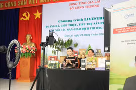 Phó Giám đốc Sở Công Thương Gia Lai livestream bán hàng nông sản, mở rộng cơ hội tiêu thụ.