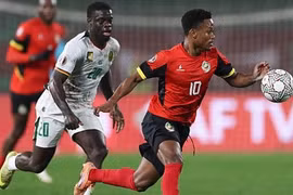 Christian Kofane lập siêu phẩm, Cameroon hạ Mozambique 2-1 để đi tiếp tại AFCON