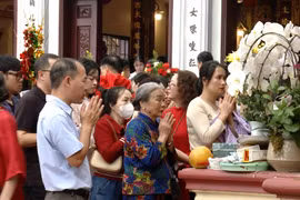 Hà Nội: Người dân nô nức đi lễ đầu xuân cầu bình an, may mắn