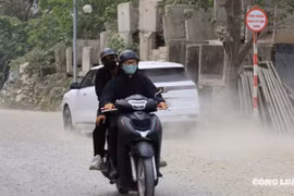“Tắm bụi” trên đoạn đường 2 km thi công suốt 10 năm chưa xong ở Hà Nội