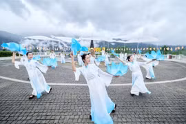 Sa Pa: 8/3 này, lên Fansipan “săn” mây, ngắm hoa và xem show “Đỉnh thiêng du ký”