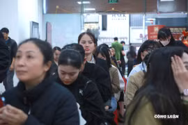 Trước ngày vía Thần Tài: Người dân xếp hàng từ sớm, tiệm vàng nhộn nhịp chưa từng có