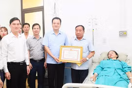 Chủ tịch UBND tỉnh Lào Cai tặng bằng khen cho người phụ nữ dũng cảm cứu người trong dông lốc