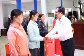 Phó Thủ tướng Hồ Quốc Dũng thăm, tặng quà Tết gia đình chính sách, công nhân khó khăn tại Gia Lai