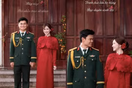 Hòa Minzy đăng video nắm tay người đàn ông mặc quân phục