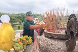 Hàng nghìn người đến Thành Cổ Quảng Trị dâng hương, tri ân các liệt sỹ dịp lễ 30/4