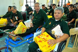 Chăm lo người có công nhân dịp kỷ niệm 51 năm Ngày Giải phóng miền Nam, thống nhất đất nước