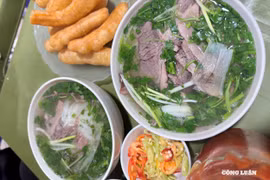 Ngộ độc rình rập từ hàng rong, Bộ Y tế 'tuýt còi' thức ăn đường phố