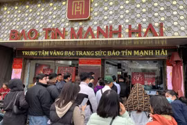 Rộn ràng sáng đầu năm: Dòng người xếp hàng chờ đón “Tiểu Kim Cát” 0,1 chỉ - Tứ quý thịnh vượng tại Bảo Tín Mạnh Hải