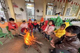 Rét hại 2-3 độ C, cô trò vùng cao đỏ lửa giữ con chữ