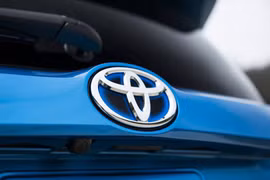 Vì sao Toyota loại bỏ logo xanh trên các mẫu hybrid