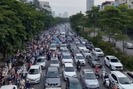 Giao thông Hà Nội giờ cao điểm sáng 5/3: Võ Chí Công ùn tắc dài