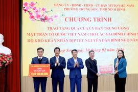 Phó Chánh Văn phòng Thường trực Văn phòng Trung ương Đảng trao quà Tết cho gia đình chính sách, hộ khó khăn tại Ninh Bình