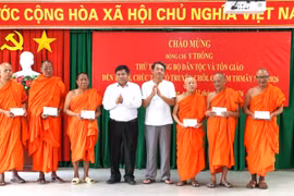 Thứ trưởng Bộ Dân tộc và Tôn giáo đến thăm cộng đồng Khmer và chúc Tết Chôl Chnăm Thmây