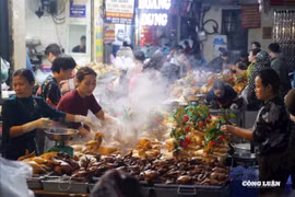 Hà Nội: Chợ Hàng Bè nhộn nhịp người sắm lễ tiễn ông Công ông Táo