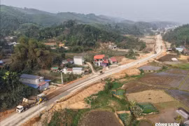 Nhộn nhịp thi công đường Hồ Chí Minh đoạn Chợ Chu - Ngã ba Trung Sơn