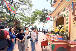 Phủ Tây Hồ đông đúc người dâng hương trước Rằm tháng Giêng 2026