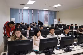Hàng nghìn thí sinh đội mưa rét 'săn vé sớm' vào đại học