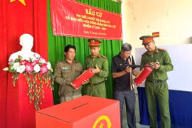 Công an phường Bạc Liêu đảm bảo an toàn phòng cháy chữa cháy tại 30 điểm bầu cử